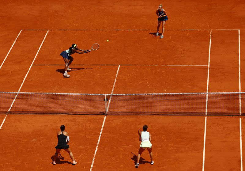 Foto del domingo de la final de dobles femenino en Roland Garros entre la checa Katerina Siniakova y la estadounidense Coco Gauff ante las italianas Sara Errani y Jasmine Paolini