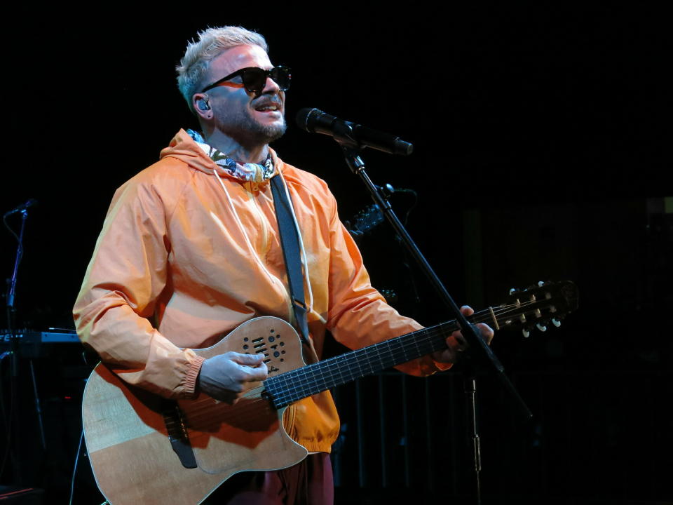 ARCHIVO – En esta fotografía de archivo del 27 de marzo de 2019 el cantante puertorriqueño Pedro Capó durante un concierto en el Lunario del Auditorio Nacional en la Ciudad de México. Capó es uno de los artistas que participarán en la ceremonia de los Latin Grammy el 19 de noviembre de 2020. (Foto AP/Berenice Bautista, archivo)