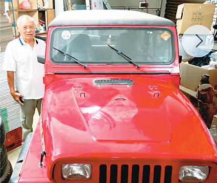 高雄市副議長陸淑美參選路上最熱情的吉祥物紅色吉普車，三十多年來從不缺席。（記者吳文欽攝）