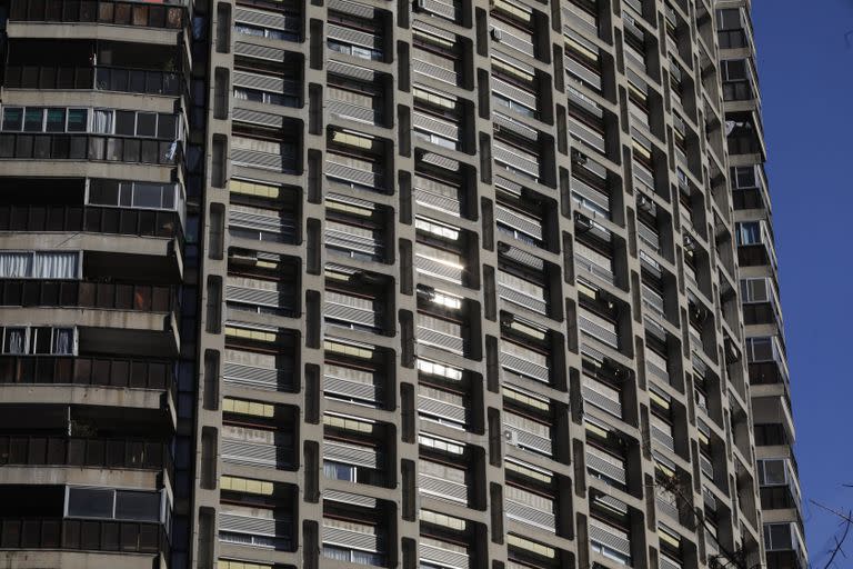 Edificio brutalista en Avenida Dorrego 2699.