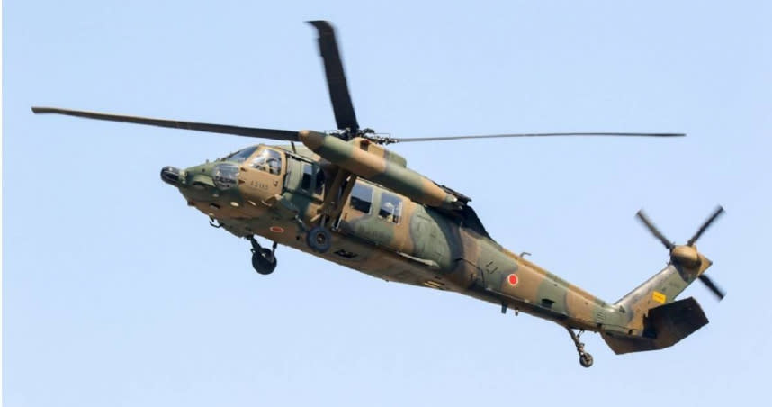 日本防衛省罕見對「直升機被解放軍擊落」的陰謀論闢謠。（圖／翻攝自推特）