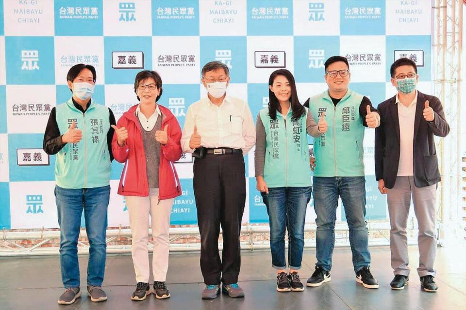 多名柯營幕僚都形容，柯文哲（右四）對蔡壁如（左二）是「忽冷忽熱、又愛又恨」。（翻攝民眾黨嘉義總服務處臉書）