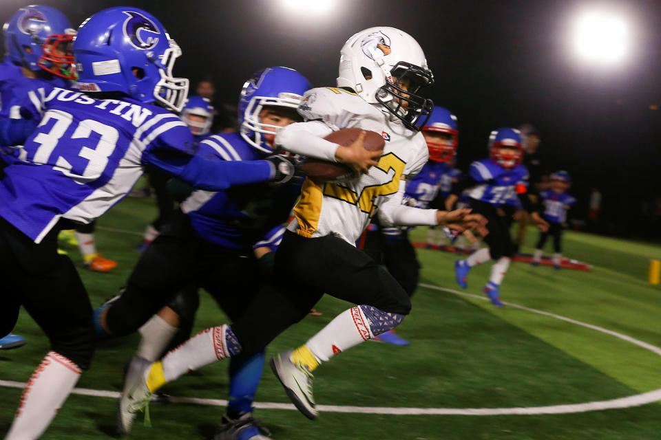 <p>Lisa Li, 9, of the Eagles runs to score a touchdown against the Sharklets during their Future League American football youth league match in Beijing, May 26, 2017. (Photo: Thomas Peter/Reuters) </p>