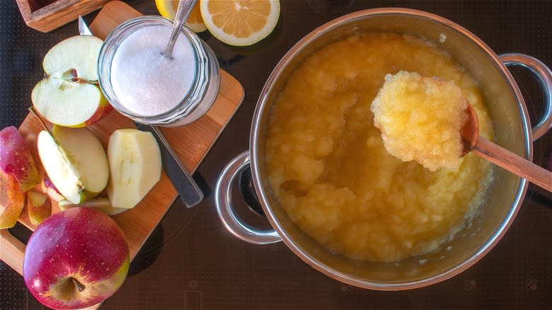 Applesauce with apples and sugar 