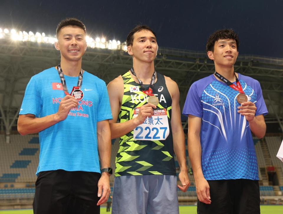 張宏峰（左）奪得銀牌（圖：中國香港田徑總會）