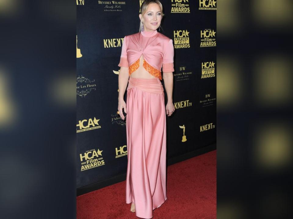 Kate Hudson in ihrem besonderen Rosé-Look. (Bild: imago images/Everett Collection)