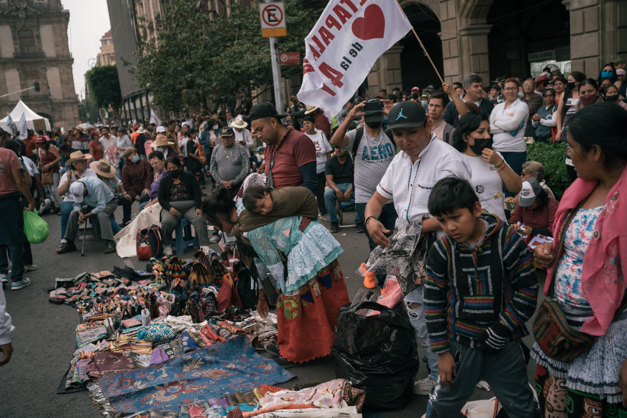 Venta de artesanías en la marcha a favor de López Obrador en Ciudad de México en noviembre. (Luis Antonio Rojas/The New York Times)
