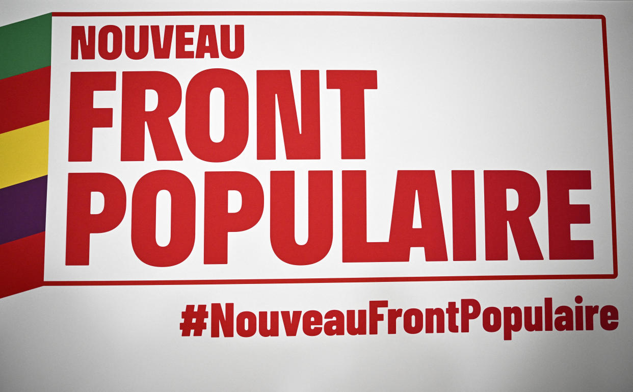 Le logo du Nouveau Front populaire photographié à la Maison de la Chimie le 14 juin.