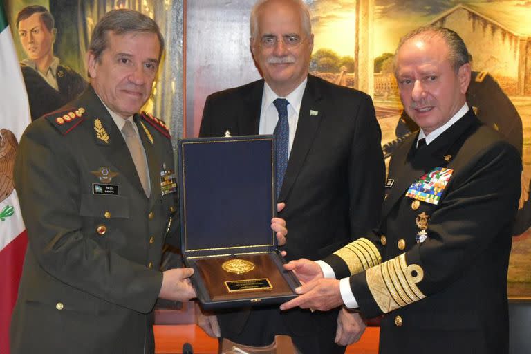 El ministro de Defensa, Jorge Taiana, y el jefe del Estado Mayor Conjunto de las Fuerzas Armadas, teniente general Juan Martín Paleo, reciben una distinción en México