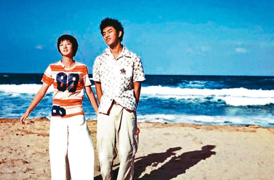 當年拍《藍色大門》時，桂綸鎂（左）與陳柏霖（右）演出青澀的高中生，如今已是金馬影后與金鐘視帝。