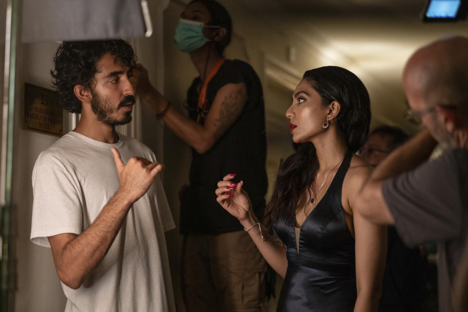 En esta imagen proporcionada por Universal Pictures, Dev Patel, izquierda, y Sobhita Dhulipala en el set de la película "Monkey Man". (Universal Pictures via AP)