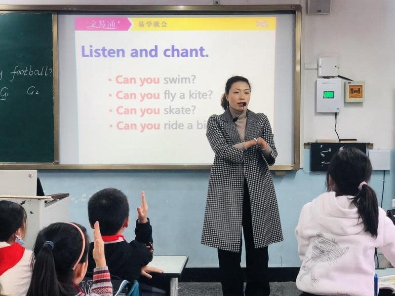 杜宣梅從小失去雙手手掌，努力練字後成為一名英語教師，至今已執教鞭12年。（圖片來源：鏡週刊，翻攝自川觀視頻）