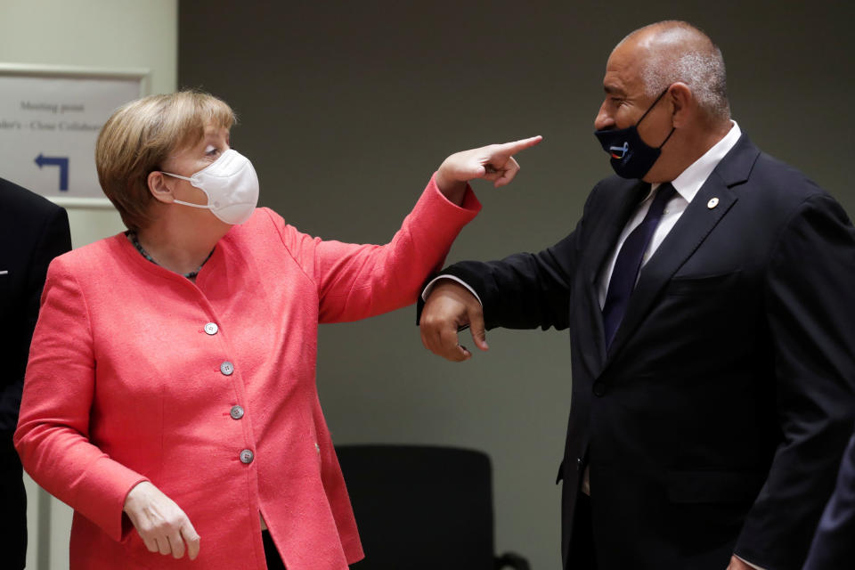 Kanzlerin Merkel weist offenbar Bulgariens Premier Borissow auf den schlechten Sitz seiner Maske hin (Bild: Stephanie Lecocq/Pool via Reuters)