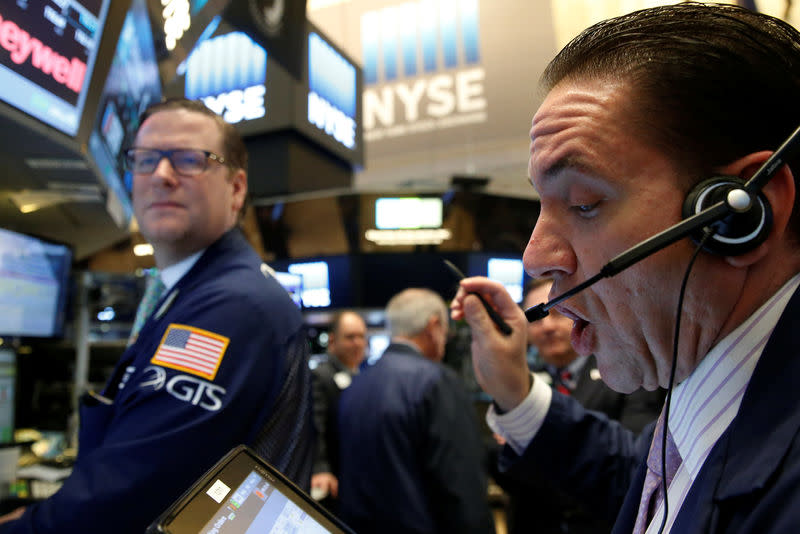 Traders work on the floor of the New York Stock Exchange (NYSE) in New York City, U.S., September 28, 2016. REUTERS/Brendan McDermid