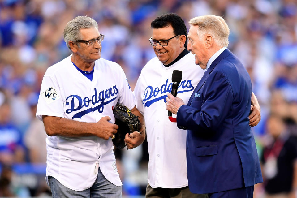 <p>Former Los Angeles Dodgers broadcaster Vin Scully talks with former Los Angeles Dodgers players Fernando Valenzuela (C) and Steve Yeager (L) before game two of the 2017 World Series between the Houston Astros and the Los Angeles Dodgers at Dodger Stadium on October 25, 2017 in Los Angeles, California. (Photo by Harry How/Getty Images) </p>