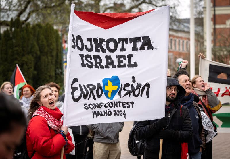 Personas sostienen una pancarta en una manifestación en relación con una propuesta ciudadana de la iniciativa "No a Eurovisión en Malmo con la participación de Israel" frente al Ayuntamiento de Malmo, Suecia