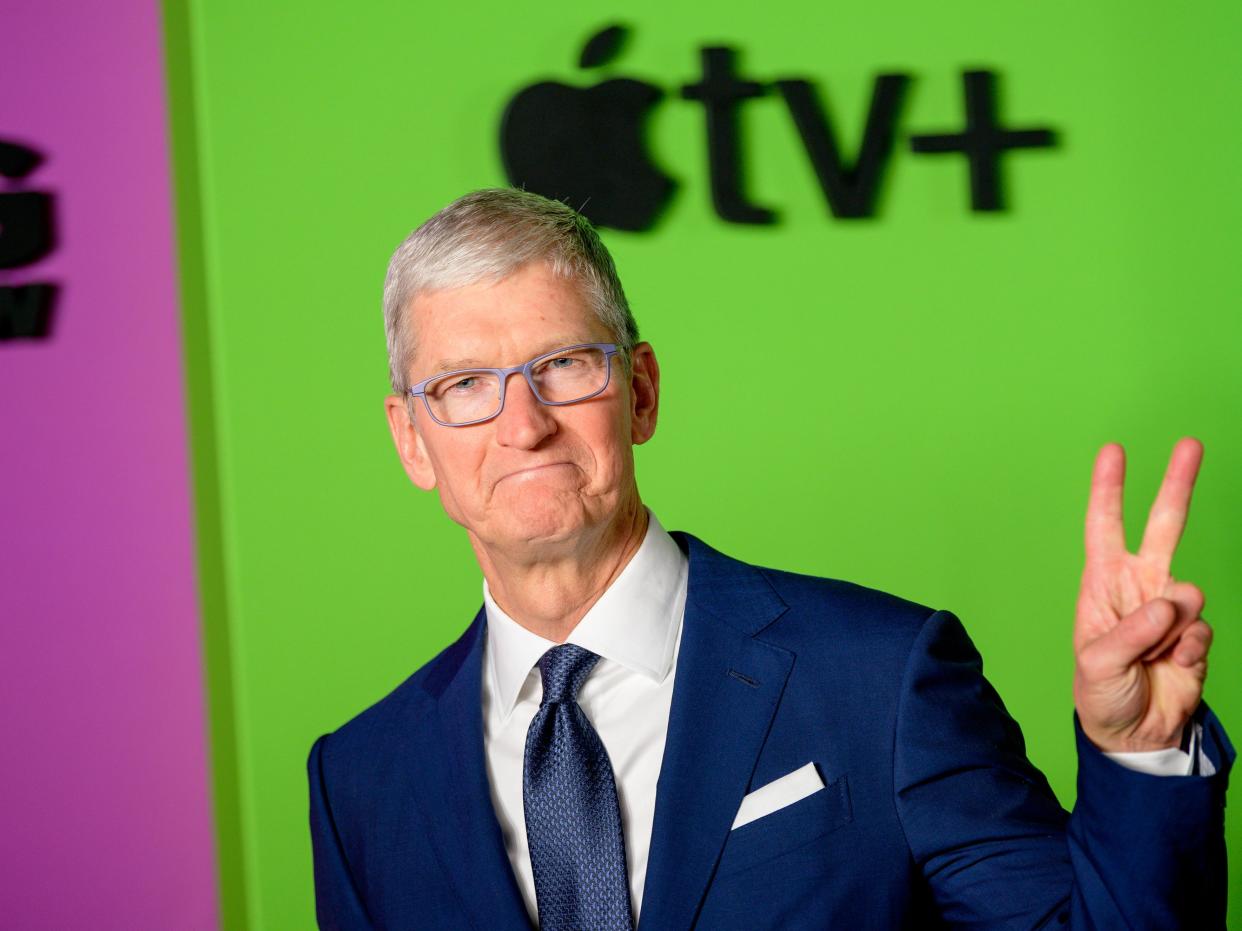 tim cook peace sign