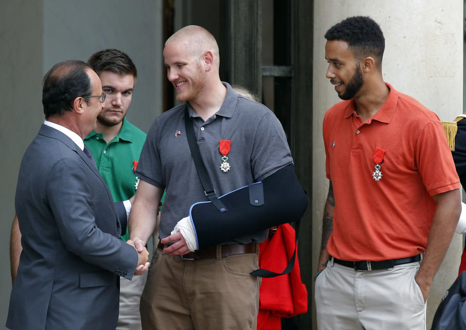 Alek Skarlatos,Spencer Stone und Anthony Sadler werden vom ehemaligen französischen Präsidenten François Hollande geehrt. (Bild: AP Photo)