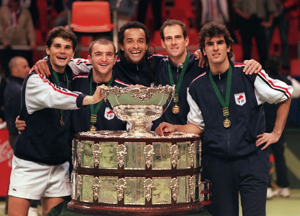 Deuxième victoire pour capitaine Noah, avec son équipe composée de Boetsch, Raoux, Forget et Pioline. Et première finale de l'histoire de la Coupe Davis jouée dans le cinquième set du cinquième match.