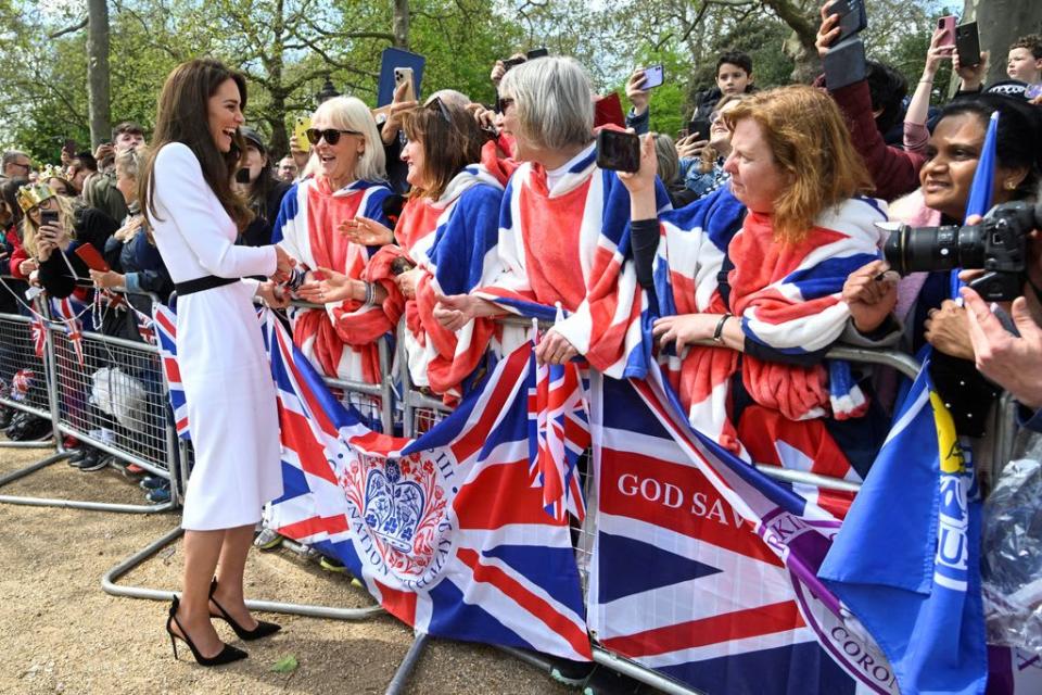 princess-kate-shaking-hands-of-the-crowds