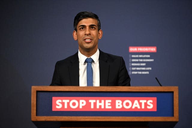 El Primer Ministro Rishi Sunak durante una conferencia de prensa en Downing Street, Londres, luego de que el Gobierno revelara planes para nuevas leyes para frenar los cruces del Canal como parte del Proyecto de Ley de Migración Ilegal.