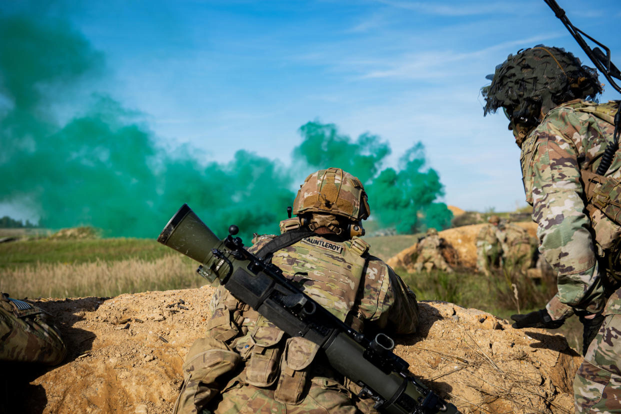 Ein Fallschirmjäger der U.S. Army, während einer Truppenübung im bayerischen Grafenwöhr. - Copyright: picture alliance / ZUMAPRESS.com | U.S. Army