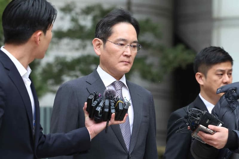 Samsung Electronics Co. Chairman Lee Jae-yong (C) leaves the Seoul Central District Court, after the court acquitted Lee in connection with the controversial 2015 merger of two Samsung affiliates, allegedly conducted to help him secure the management rights of the Samsung empire. -/yonhap/dpa