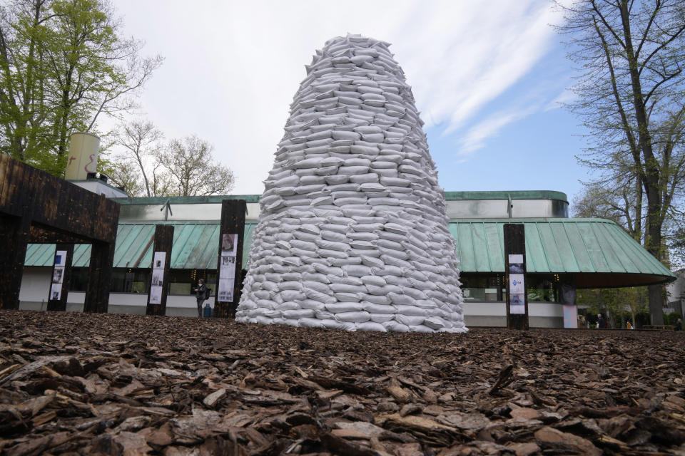 Una instalación en una plaza titulada "a Ucrania" se expone en la 59na Bienal de las Artes en Venecia, Italia, el martes 19 de abril de 2022. (Foto AP/Antonio Calanni)