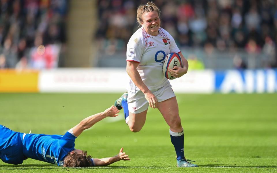 Sarah Burn breaks beyond Aura Muzzo - Abby Dow scores four tries as Italy are thrashed by rampant Red Roses - Getty Images/Dan Mullan