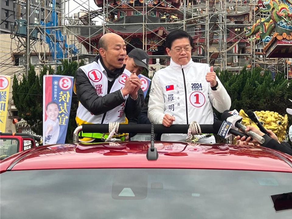 韓國瑜今陪同羅明才車隊掃街。（王揚傑攝）