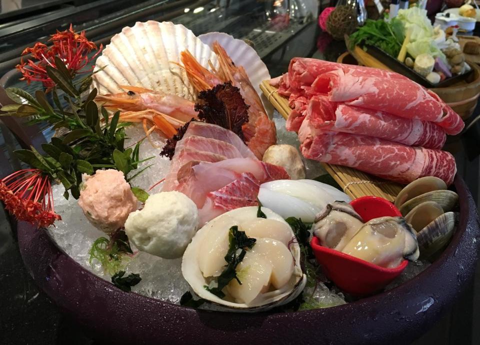 「特選海陸盤」除了有頂級牛肉，還有廣島牡蠣和天使紅蝦等高檔海鮮食材。（1,880元／套餐）
