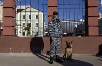 Russian police officer stands on a street in Sochi December 30, 2013. The International Olympic Committee has no doubt Russian authorities will be able to provide security at the Winter Olympics, a spokeswoman said on Monday after two bomb blasts killed tens of people in the Russian city of Volgograd. REUTERS/Maxim Shemetov (RUSSIA - Tags: SPORT OLYMPICS CRIME LAW DISASTER)