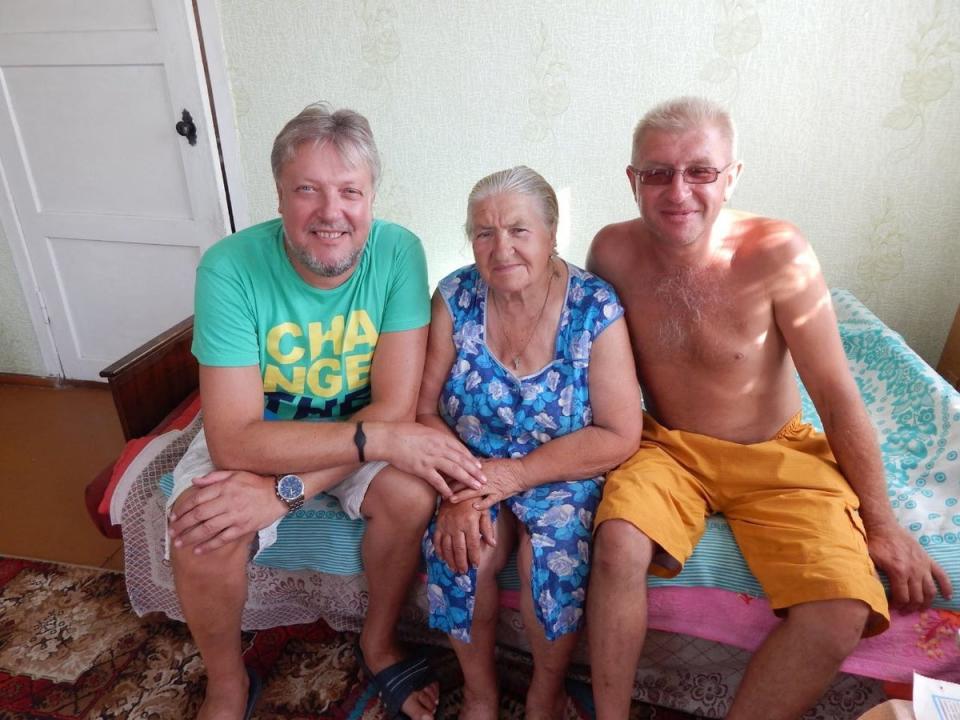 Major Aleksandr Osadchy, left, his brother Andryi, right and their mother Maria (Major Aleksandr Osadchy)