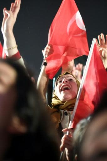Erdogan celebrates referendum win, rivals urge recount