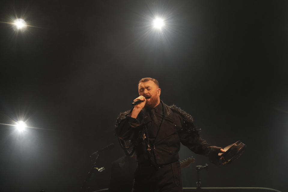 Sam Smith de Inglaterra durante su concierto en el Festival Tecate Emblema en la Ciudad de México el viernes 17 de mayo de 2024. (Foto AP/Fernando Llano)