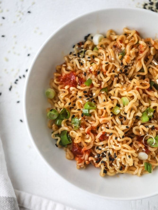 Ramen noodles with sesame seeds and scallions