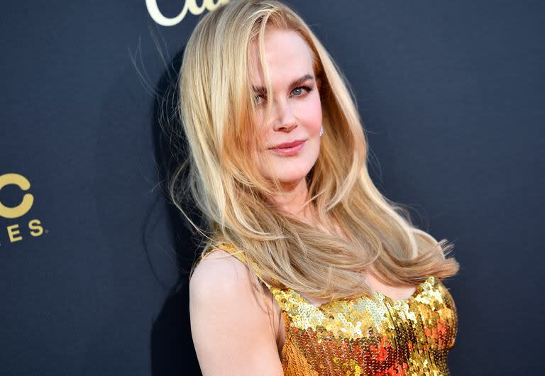 Para la gran noche, Kidman eligió un elegante vestido dorado