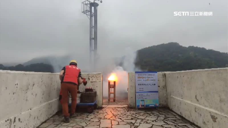 增雨服務團燃放有效焰劑進行人工增雨。