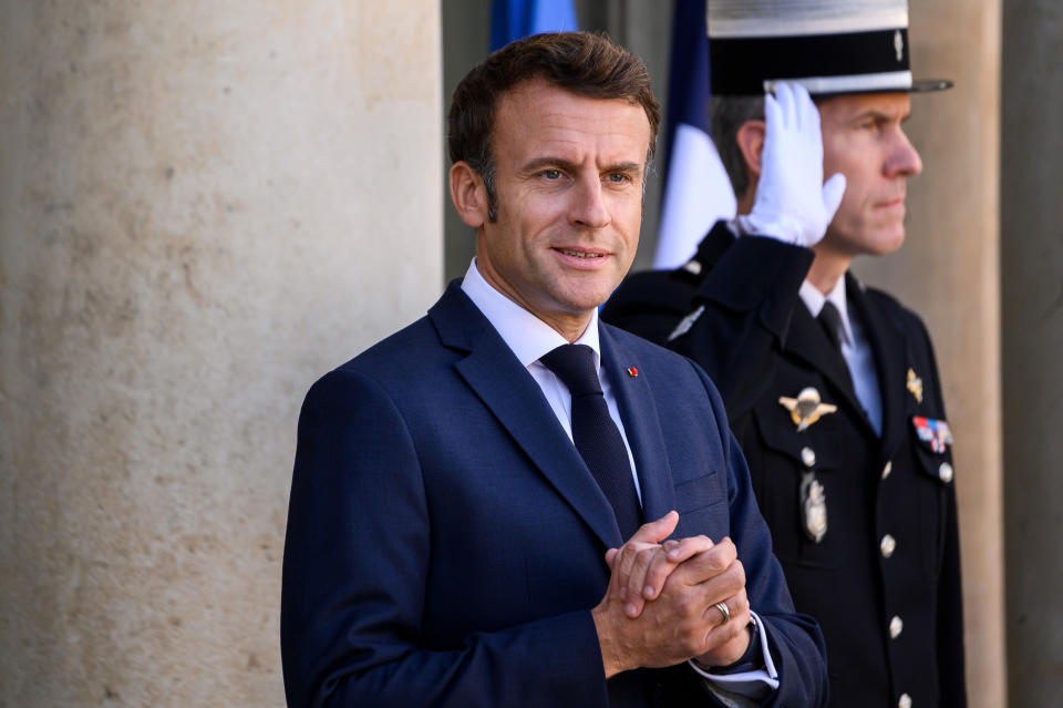 <p>El presidente de Francia, Emmanuel Macron, tiene un sueldo de 15.200 euros mensuales, 6,2 veces el salario medio de su país. (Foto: Julien Mattia / Anadolu Agency / Getty Images).</p> 