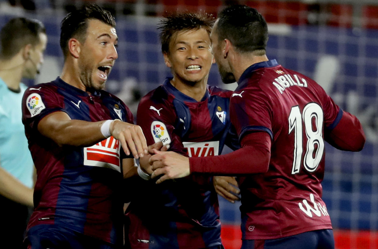 GRA316. Eibar (Guipúzcoa), 29/10/2017.- Los jugadores del Eibar, (i-d) Sergi Enrich, el japonés Takashi Inui y Anaitz Arbilla, celebran el primer gol del equipo armero durante el encuentro correspondiente a la décima jornada de primera división que disputan ante el Levante en el estadio Ipurua de la localidad eibarresa. EFE/Juan Herrero.