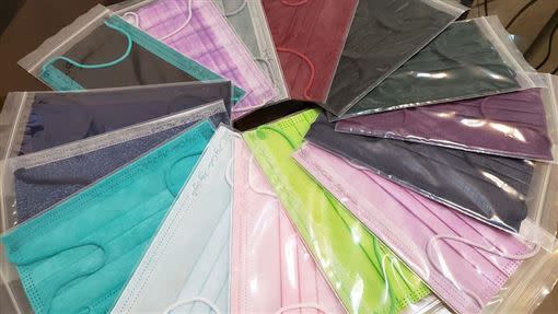 有網友認為，中衛口罩顏色花樣多，是大家搶購的原因之一。（圖／翻攝自中衛臉書粉專）