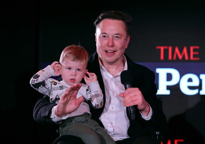 Elon Musk con su hijo X Æ A-Xii en una ponencia 