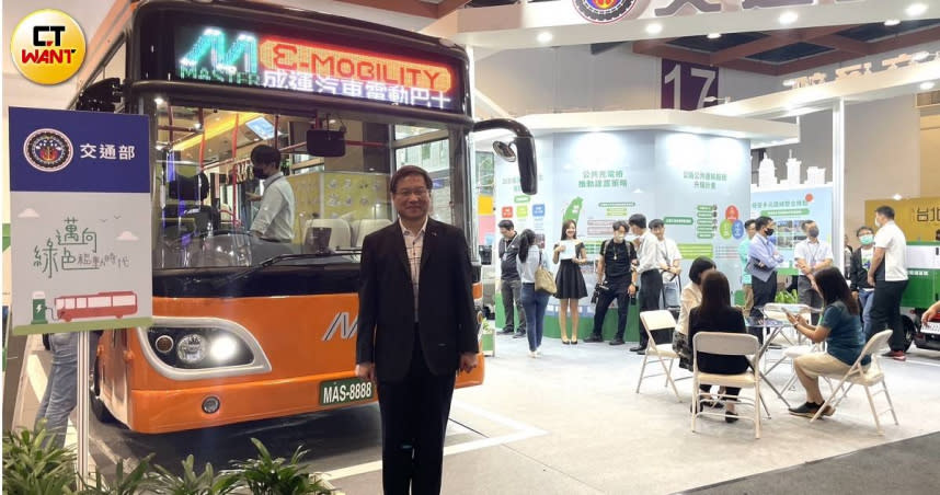 成運汽車總經理吳忠錫與現場展示的成運電動巴士合影。（圖／劉芯衣攝）