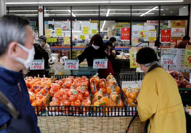 Compradores usando mascarillas en un supermercado en Tokio, Japón