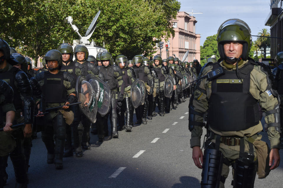 Elementos de seguridad son emplazados para custodiar una marcha de protesta por las nuevas medidas económicas del presidente Javier Milei, el miércoles 20 de diciembre de 2023, en Buenos Aires, Argentina. (AP Foto/Gustavo Garello)