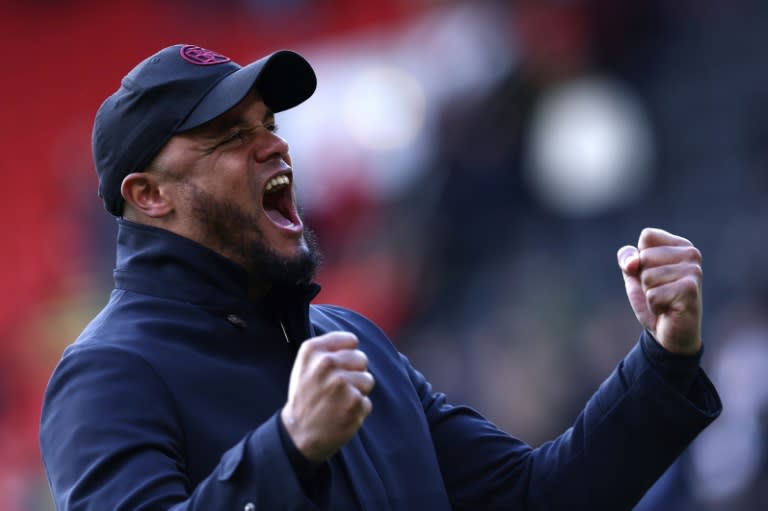 El técnico belga del Burnley Vincent Kompany celebra el final del partido de la Premier Legue contra Sheffield United en Bramall Lane, en Sheffield, norte de Inglaterra, el 20 de abril de 2024 (Darren Staples)