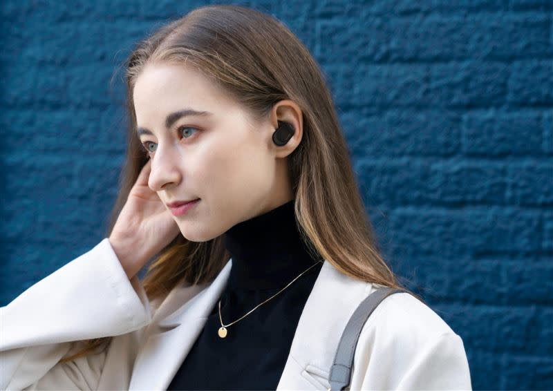NUARL NEXT1真無線藍牙耳機共推出霜花白、琉金黑等2款高顏值經典配色。（圖／品牌業者提供）