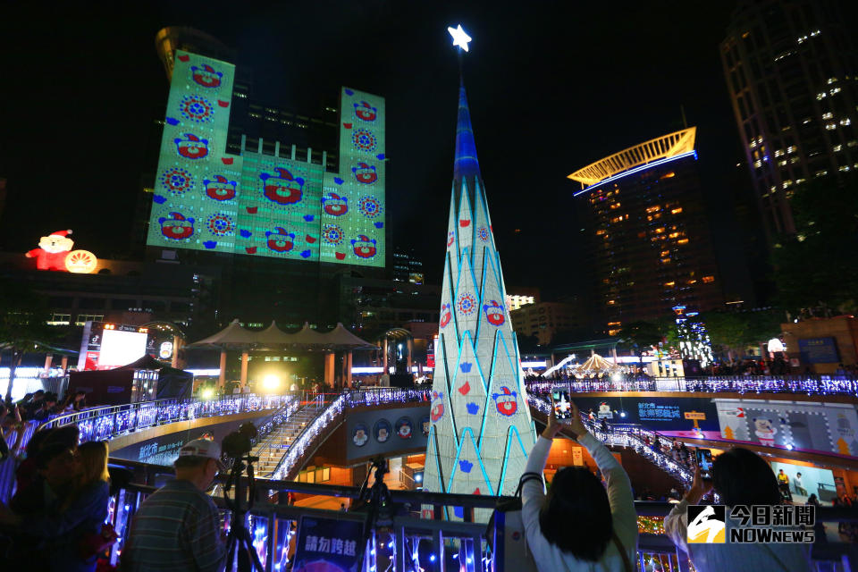 ▲今年歡樂耶誕城特以「太空星球」為主題，引領民眾體驗一場充滿夢幻與科幻的宇宙之旅，整個板橋地區彷彿在宇宙星空過耶誕節。（圖／記者陳志仁攝，2018.11.16）