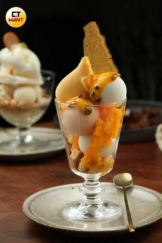 來份「芒果椰奶」，就能一次吃到愛文芒果雪酪、椰奶冰淇淋、荔枝杏桃雪酪、香草冰淇淋4種口味的冰品。(280元)