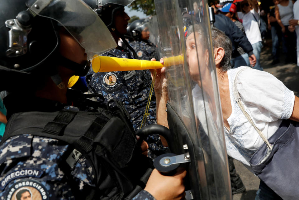 An opposition protester confronts a police officer at a rally against Venezuelan President Nicol&aacute;s Maduro's government in Caracas, Venezuela, on March 9, 2019. (Photo: Carlos Garcia Rawlins/Reuters)